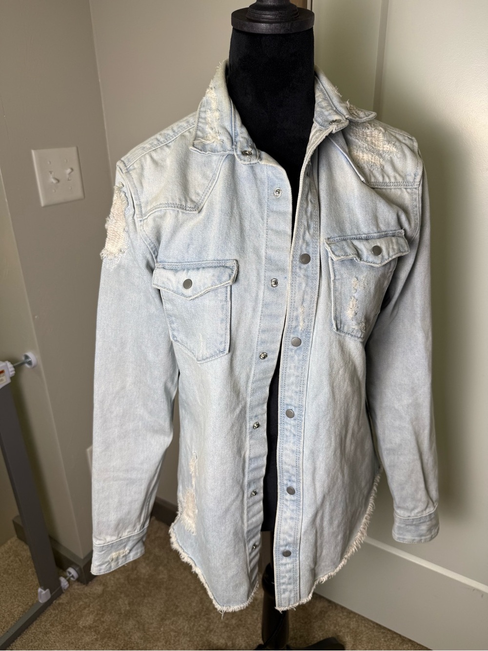 Zara Relaxed Fit Medium Distressed Wash Button Front Jean Denim Jacket Button S